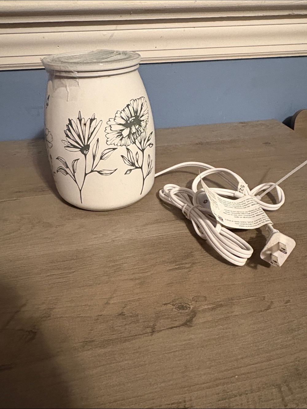 Scentsy White Ceramic Floral Electric wax Warmer